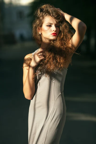 Sommaren porträtt av en vacker ung kaukasiska tjej med lockigt hår — Stockfoto
