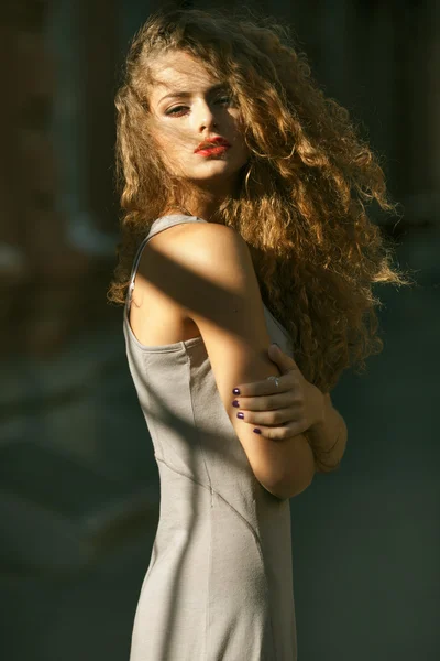 Retrato de verão de uma bela jovem caucasiana com cabelo encaracolado — Fotografia de Stock