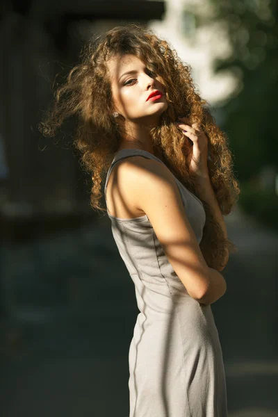 Retrato de verano de una hermosa joven caucásica con el pelo rizado —  Fotos de Stock