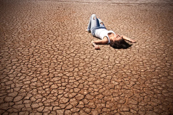 Fiatal nő egy sivatag közepén fekvő. — Stock Fotó