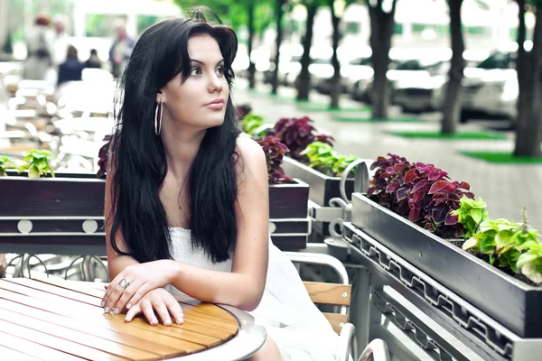 Jovem mulher em um café ao ar livre — Fotografia de Stock