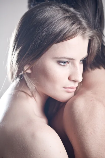 Mulher bonita jovem inclinada para o ombro de um homem — Fotografia de Stock