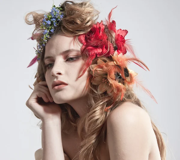 Retrato estilizado de verano de una joven hermosa mujer con flores —  Fotos de Stock