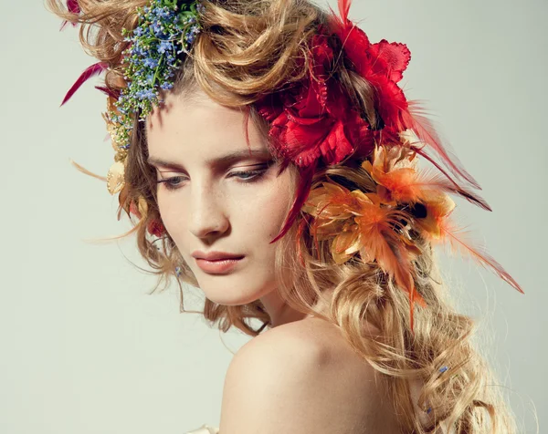 様式化された夏の花を持つ若い美しい女性の肖像 — ストック写真