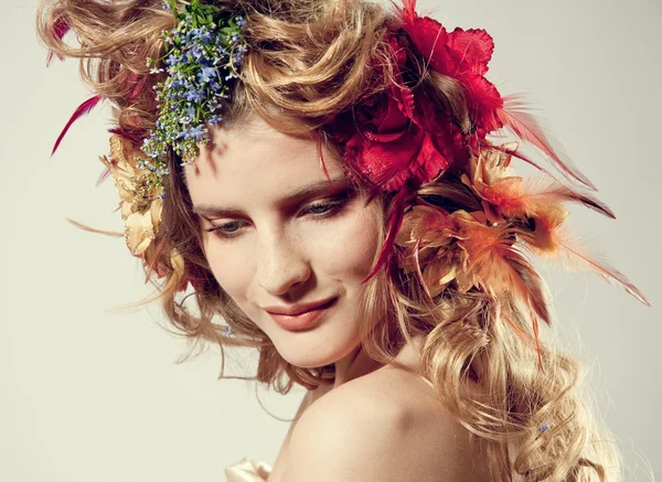 Stylisert sommerportrett av en ung, vakker kvinne med blomster – stockfoto