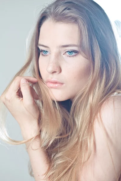 Vacker ung kvinna med perfekt hud — Stockfoto