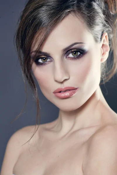 Ansikte med en sexig ung brunett kvinna med perfekt hud — Stockfoto