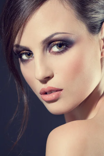 Ansikte med en sexig ung brunett kvinna med perfekt hud — Stockfoto