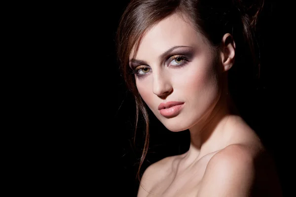 Mükemmel bir cilt seksi genç esmer kadının yüzü — Stok fotoğraf