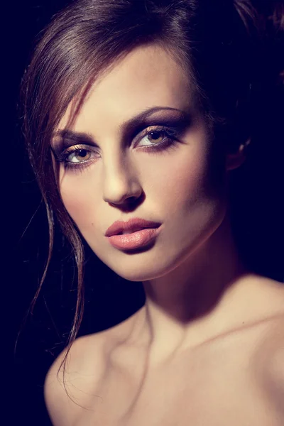 Mükemmel bir cilt seksi genç esmer kadının yüzü — Stok fotoğraf