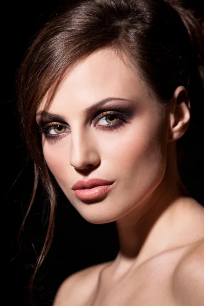 Viso di una giovane donna bruna sexy con pelle perfetta — Foto Stock