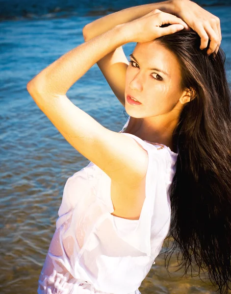 Vacker sensuell brunett flicka stående i blått vatten — Stockfoto