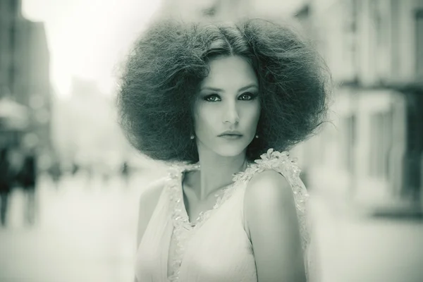 Stiliserade retro mode porträtt av en vacker kvinna — Stockfoto