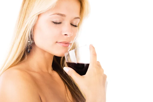 Closeup studiový portrét krásné mladé ženy se sklenicí červeného vína — Stock fotografie