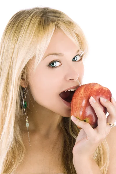 Прекрасная женщина ест яблоко — стоковое фото