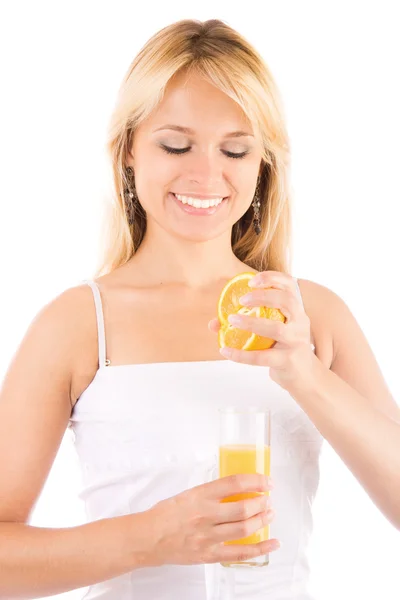 Bela jovem sexy mulher espremer o suco fora de laranja — Fotografia de Stock