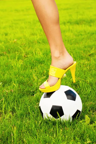 Futbol topu ve yüksek topuk — Stok fotoğraf