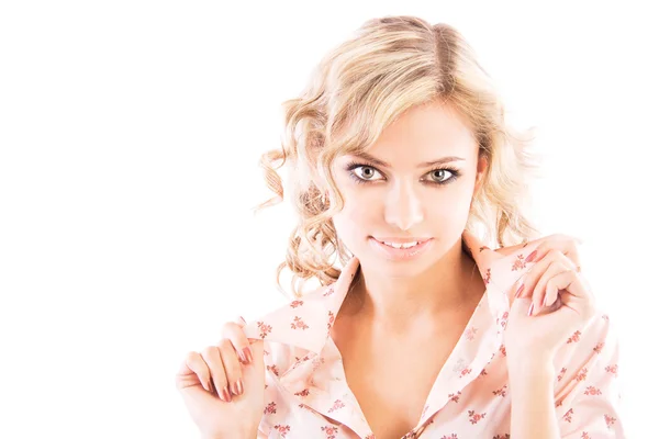 Seksi bir sarışın genç kadın güzel saç modeli ile portre studio portresi — Stok fotoğraf