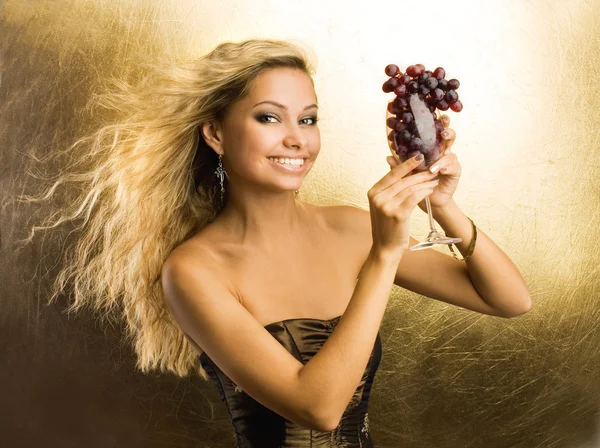 Hermosa joven sexy mujer con una uva — Foto de Stock