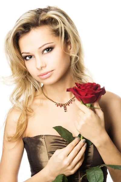 Primer plano retrato de estudio de una hermosa mujer joven sexy con rosa roja —  Fotos de Stock