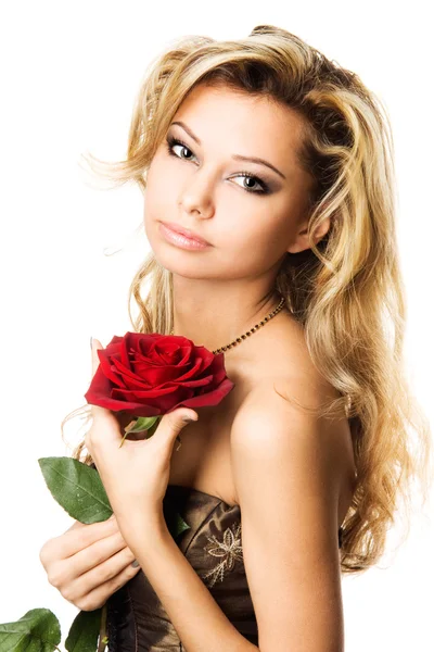 빨간 장미와 함께 아름 다운 섹시 한 젊은 여자의 근접 촬영 스튜디오 초상화 — 스톡 사진