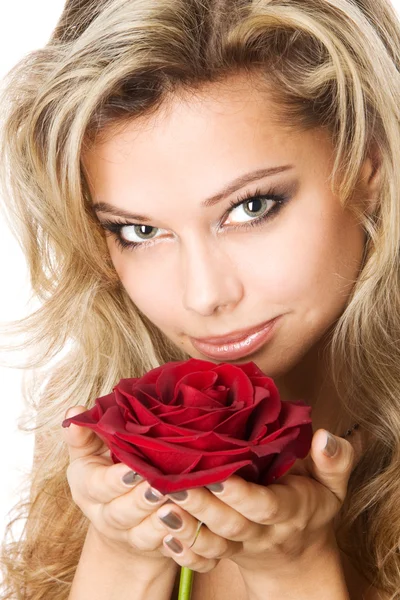 赤いバラの美しいセクシーな若い女性のクローズ アップ スタジオ ポートレート — ストック写真