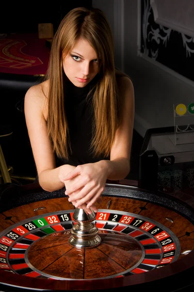 Sexy jonge meisje in casino — Stockfoto
