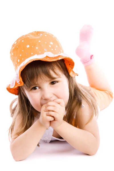 Entzückendes kleines Mädchen mit orangefarbenem Hut — Stockfoto