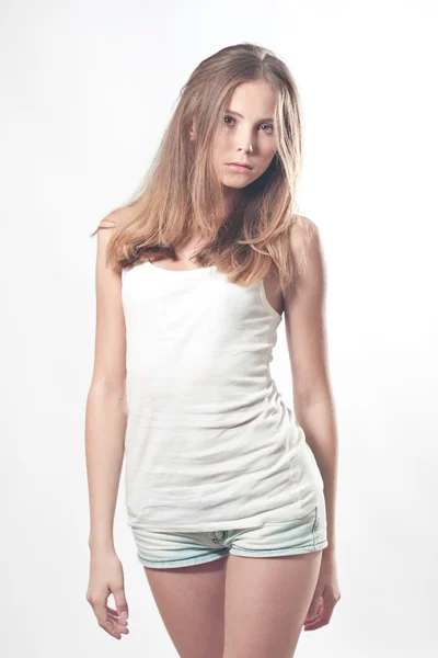 Mooie tiener meisje in witte tshirt — Stockfoto