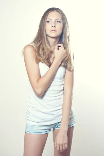 Vacker tonåring flicka i vit tshirt — Stockfoto