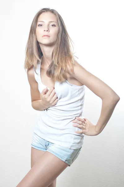 Bella ragazza adolescente in maglietta bianca — Foto Stock