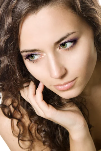 Närbild porträtt av en ung kvinna med lockigt hår — Stockfoto