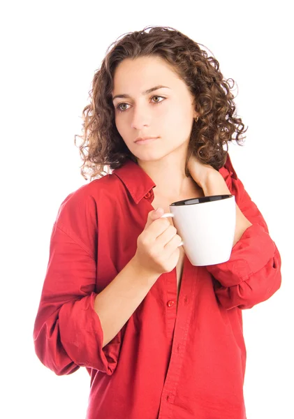 Hermosa joven con una taza de café caliente, aislado en blanco — Foto de Stock