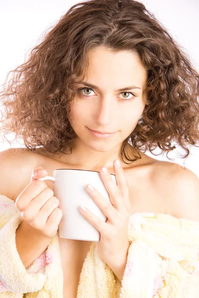 Mooi meisje met een kop warme koffie, geïsoleerd op wit — Stockfoto