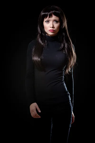 Retrato de estudio de una jovencita morena sexy vestida de turta negra —  Fotos de Stock