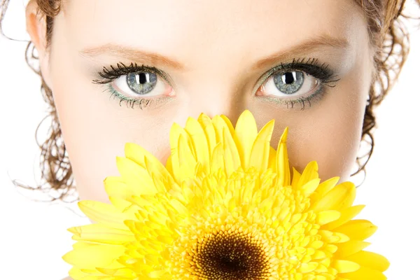 Primer plano retrato de estudio de una hermosa joven con flor amarilla — Foto de Stock