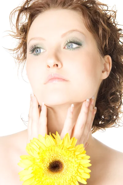 Primo piano studio ritratto di una bella giovane donna con fiore giallo — Foto Stock