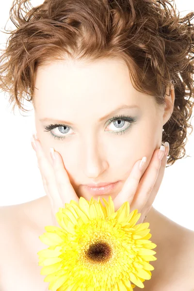 Vértes stúdió portré egy gyönyörű fiatal nő, sárga virág — Stock Fotó