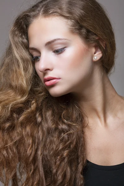 Nahaufnahme Porträt einer schönen jungen brünetten Frau mit natürlichem Make-up — Stockfoto