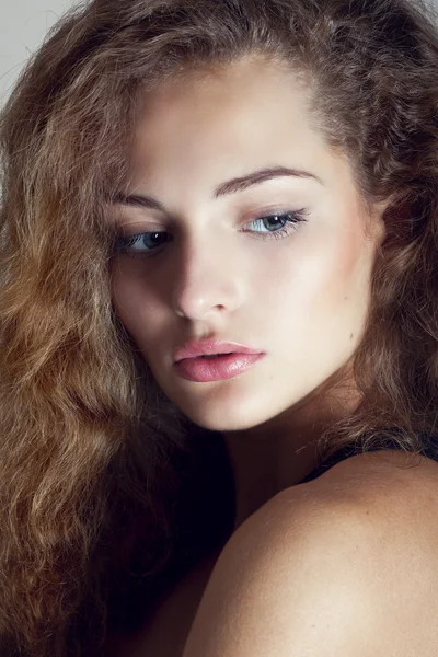 Retrato de cerca de una hermosa joven morena con maquillaje natural — Foto de Stock
