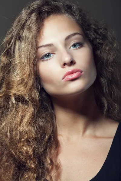 Vértes portré egy gyönyörű fiatal barna nő természetes smink — Stock Fotó