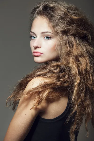 Nahaufnahme Porträt einer schönen jungen brünetten Frau mit natürlichem Make-up — Stockfoto