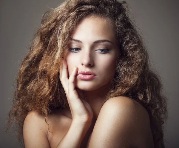 Genç, güzel bir esmer kadının doğal makyaj ile portre portre — Stok fotoğraf