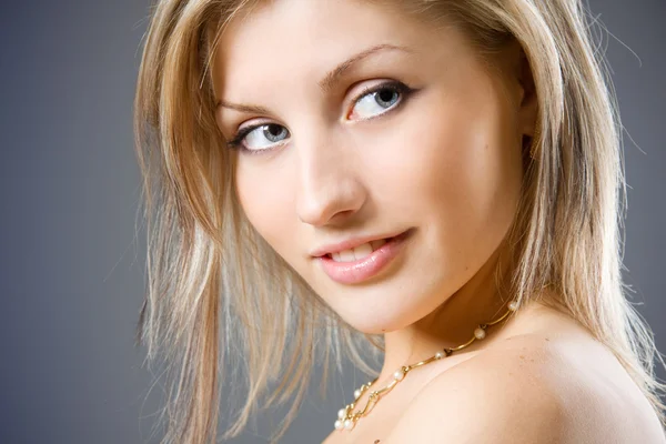 Closeup retrato de uma linda mulher loira — Fotografia de Stock