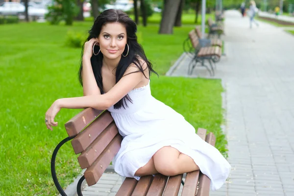 Young brunette girl in a park — Stock Photo, Image