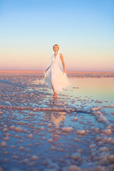 Hermosa joven en vestido blanco en el lago — Foto de Stock