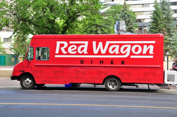 Kırmızı vagon gıda kamyon — Stok fotoğraf