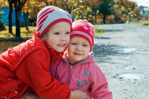 Маленькие дети на улице осенью — стоковое фото