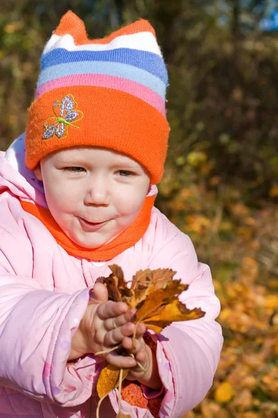Child holding autumn leaves — Stock Photo, Image