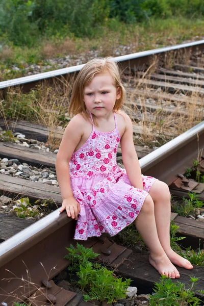 Dívka sedí na železnici — Stock fotografie